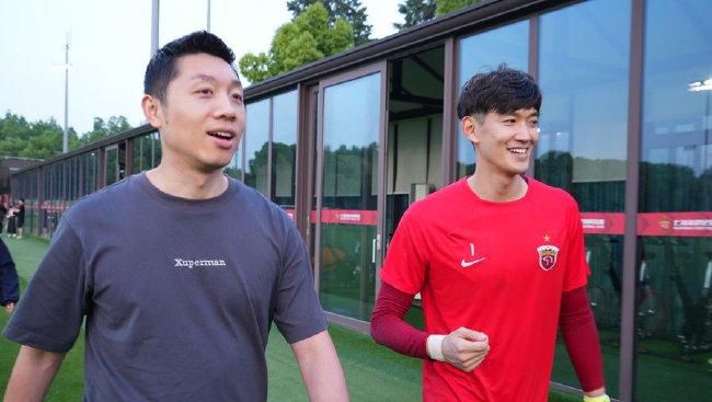 镜报报道，切尔西在一月转会窗出售查洛巴的过程遇冷，拜仁和热刺曾经很感兴趣，但现在他们的关注已经冷却，查洛巴将在这个冬天以合适的价格离开斯坦福桥。